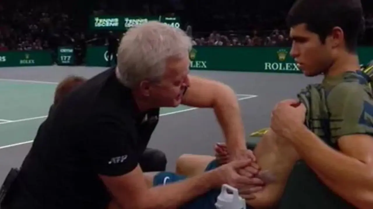 Alcaraz tuvo que pedir la asistencia de los fisios durante el encuentro por las molestias (foto: captura Movistar Deportes)
