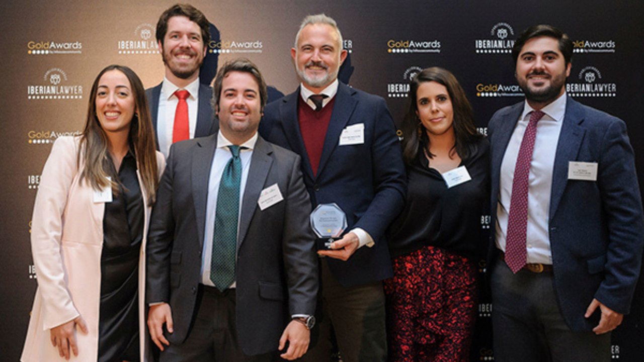 Miembros del equipo legal de Grupo Secuoya posan con el premio Premio In-House Team of the Year de los Iberian Lawyer Gold Awards 2022 (Foto: Grupo Secuoya)