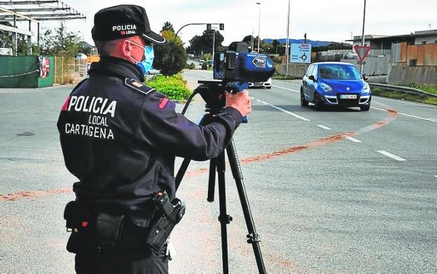 Un policía local, durante un control de tráfico con radar. | FOTO: AYUNTAMIENTO DE CARTAGENA