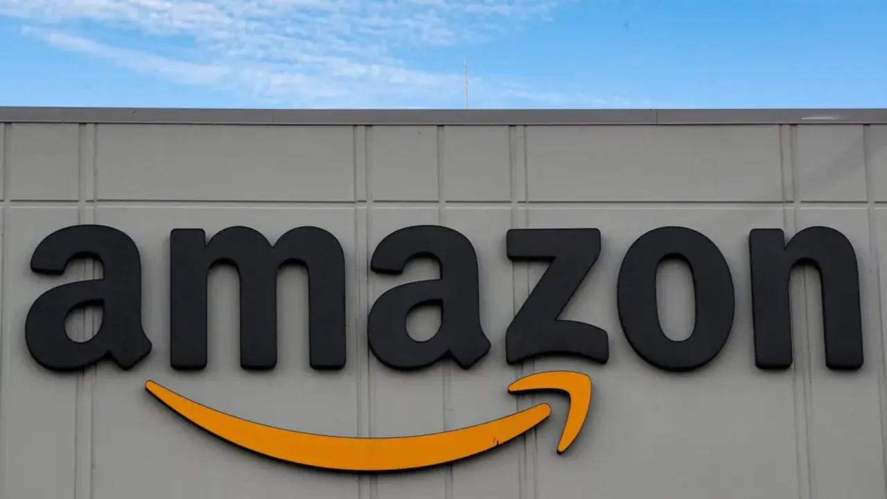 Logo de Amazon en el almac&eacute;n de Murcia