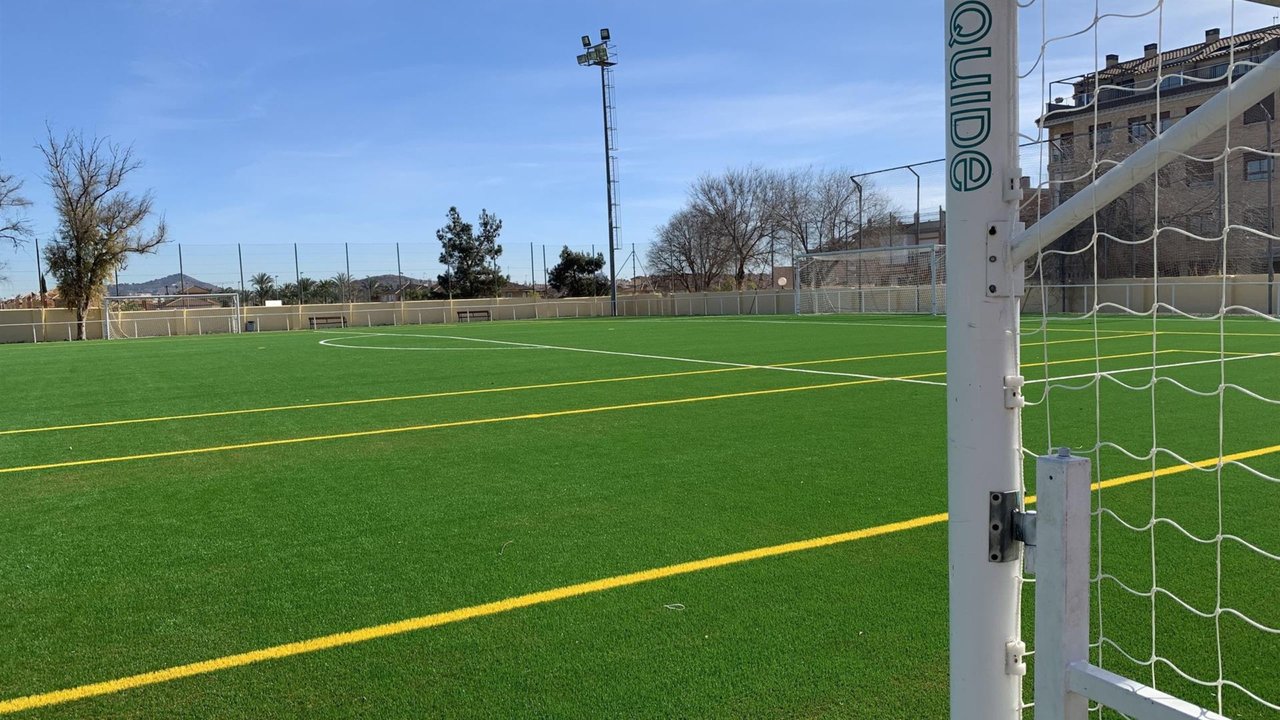 El campo de fútbol de Churra abre al público con la instalación del nuevo césped artificial (Foto: Ayto Murcia)