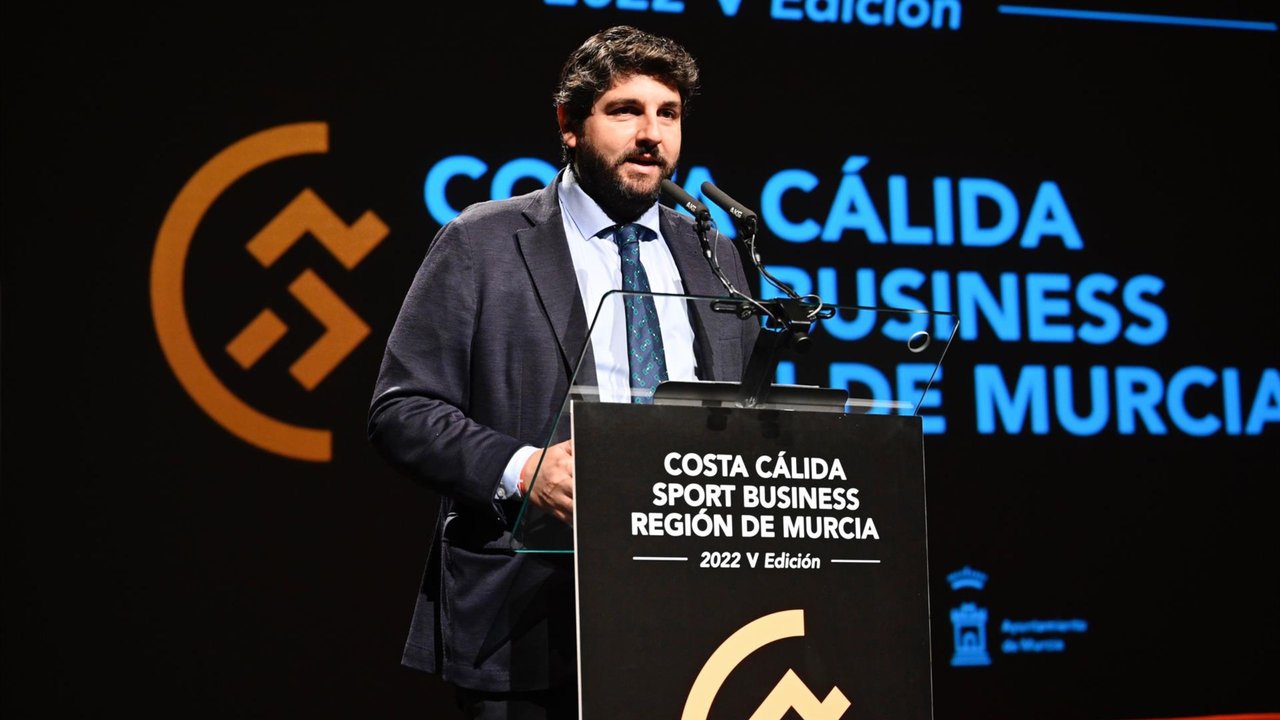 El jefe del Ejecutivo autonómico, Fernando López Miras, inaugura la quinta edición del Congreso Costa Cálida Sport Business, que analiza el potencial del deporte para impulsar el turismo y los negocios (foto: CARM)