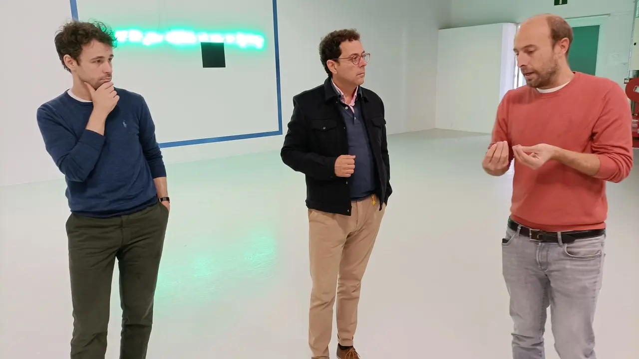El artista Michal Martychowiec (1i), el director general del Instituto de la Industrias Culturales y las Artes (ICA), Manuel Cebri&aacute;n, y el comisario de Blueproject Foundation, Aur&eacute;lien Le Genissel (1d), en la visita al montaje de la exposici&oacute;n (Foto: CARM)