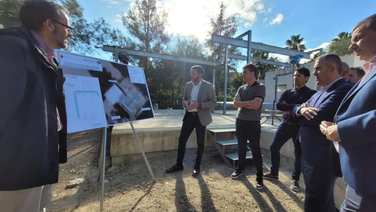 El consejero Antonio Luengo, durante su visita a las obras realizadas en la Estaci&oacute;n de Bombeo de Aguas Residuales de Blanca (Foto: CARM)
