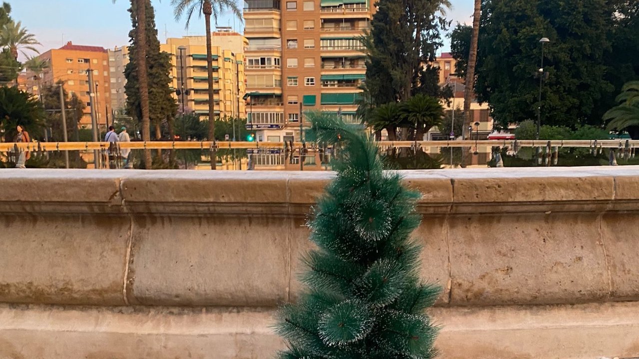 El árbol de Navidad instalado en la mañana de este martes en la Plaza Circular de la ciudad de Murcia.