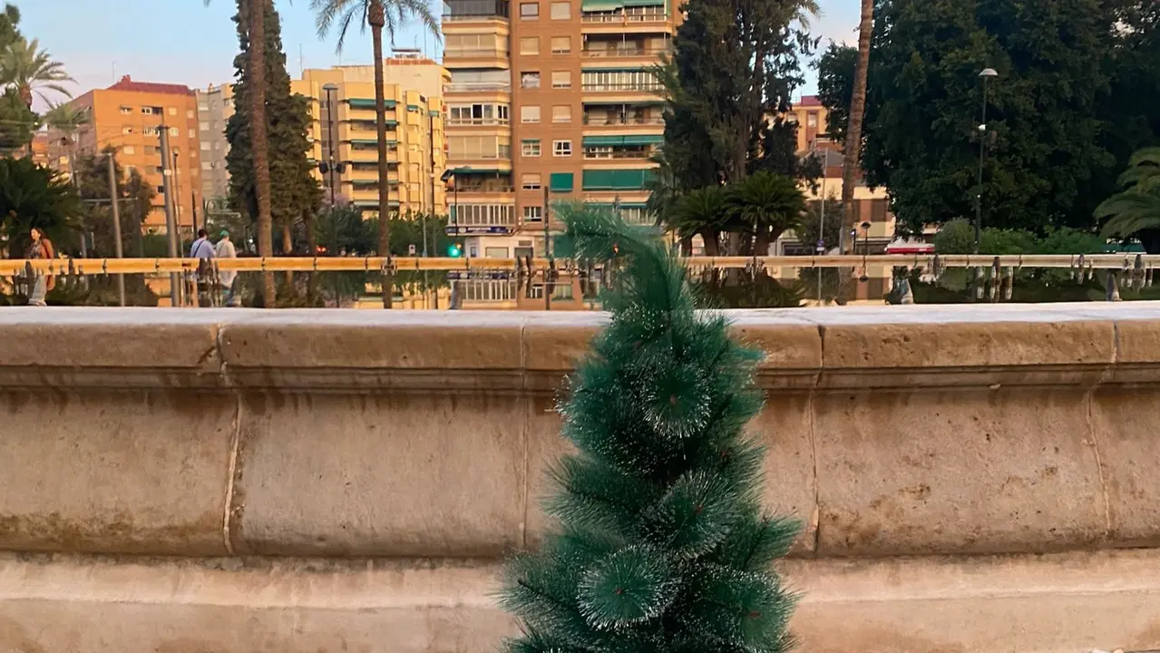 El &aacute;rbol de Navidad instalado en la ma&ntilde;ana de este martes en la Plaza Circular de la ciudad de Murcia.