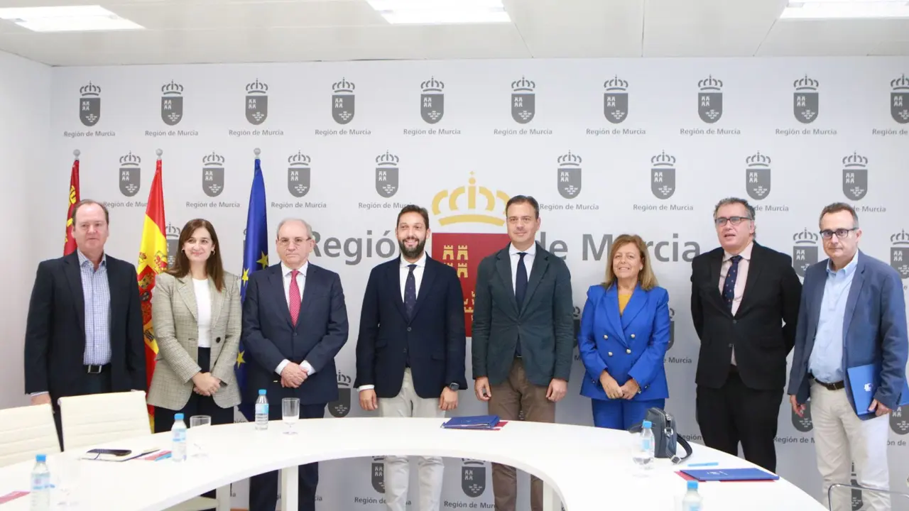 El consejero de Presidencia, Turismo, Cultura y Deportes, Marcos Ortu&ntilde;o, y el director del Itrem, Juan Francisco Mart&iacute;nez, junto con los representes de las tres universidades firmantes de los protocolos (Foto: CARM)