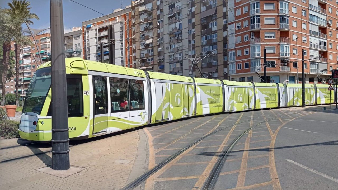 Tranvía de Murcia, a su paso por la Plaza Circular (Foto: TdM)