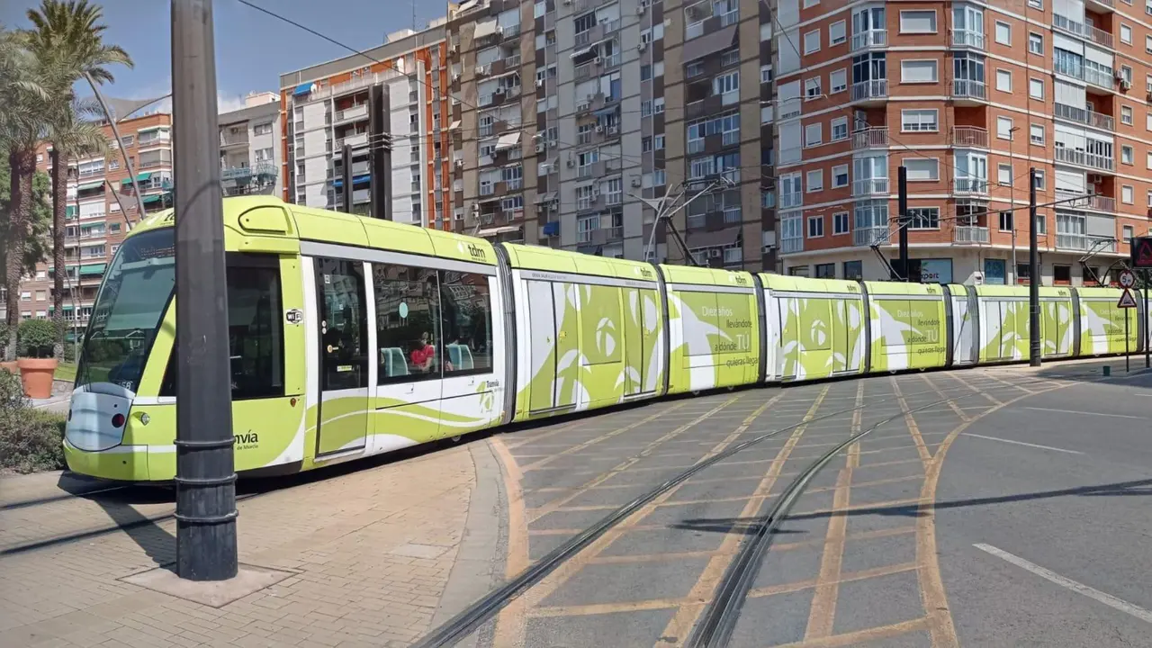 Tranv&iacute;a de Murcia, a su paso por la Plaza Circular (Foto: TdM)