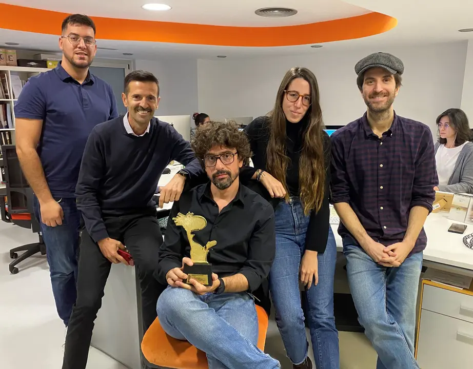 Parte del equipo directivo de Portavoz, con el premio por su campa&ntilde;a sobre Movember