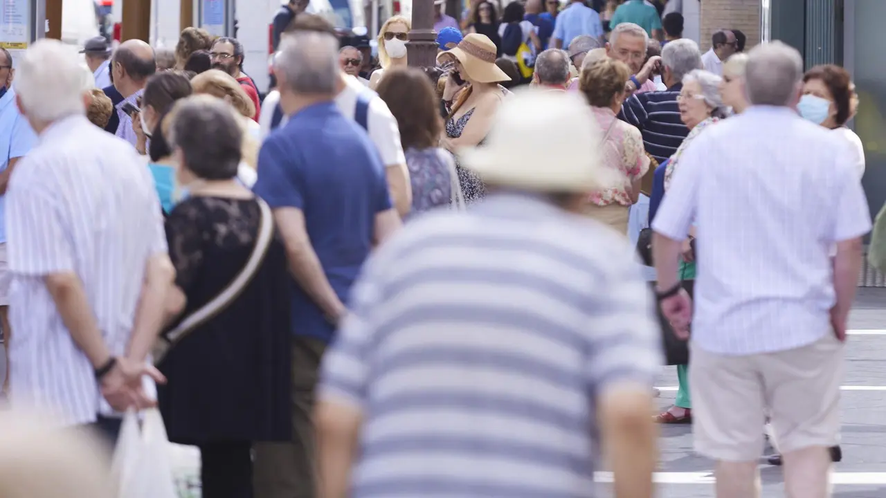 Personas paseando por la calle