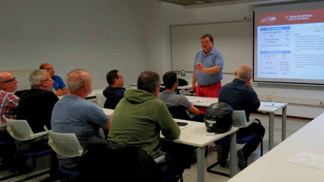 La Comunidad desarrolla a lo largo del mes de noviembre una acci&oacute;n formativa para ampliar la formaci&oacute;n de los inspectores de veh&iacute;culos y de estaciones de ITV (Foto: CARM)