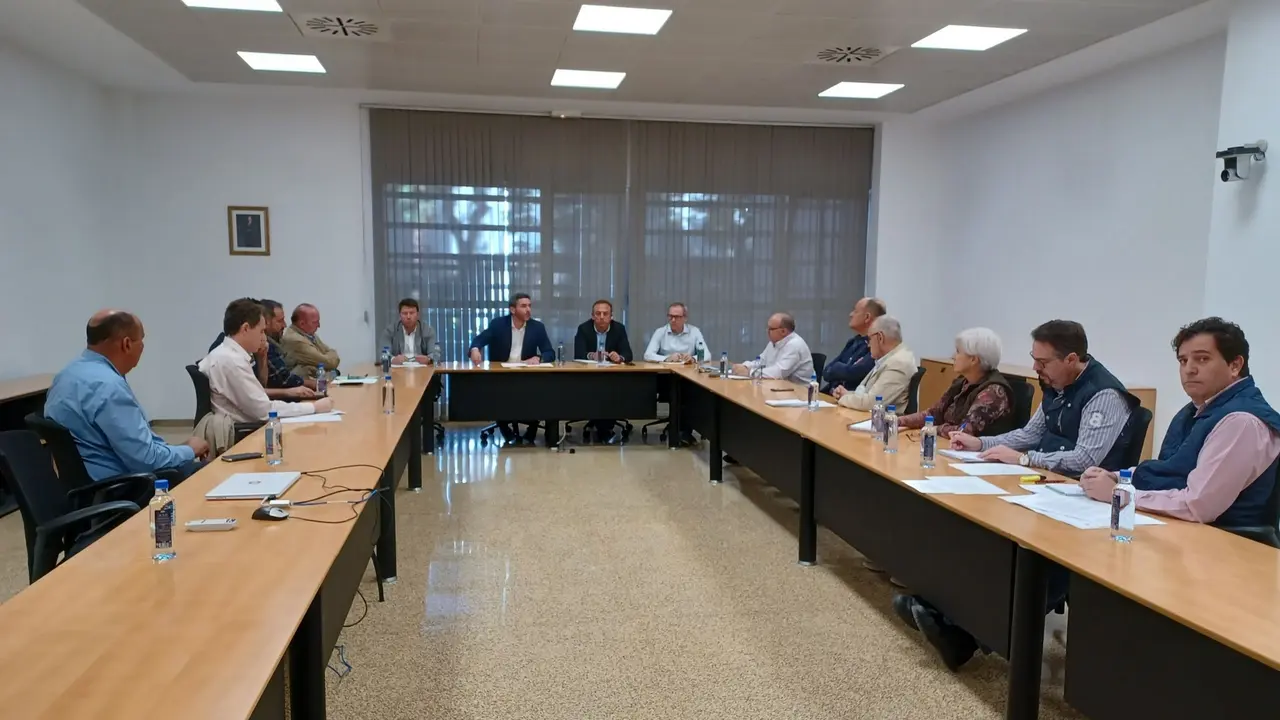 El consejero Antonio Luengo presidi&oacute; la I Mesa del Vacuno de Cebo junto a representantes del sector ganadero (Foto: CARM)