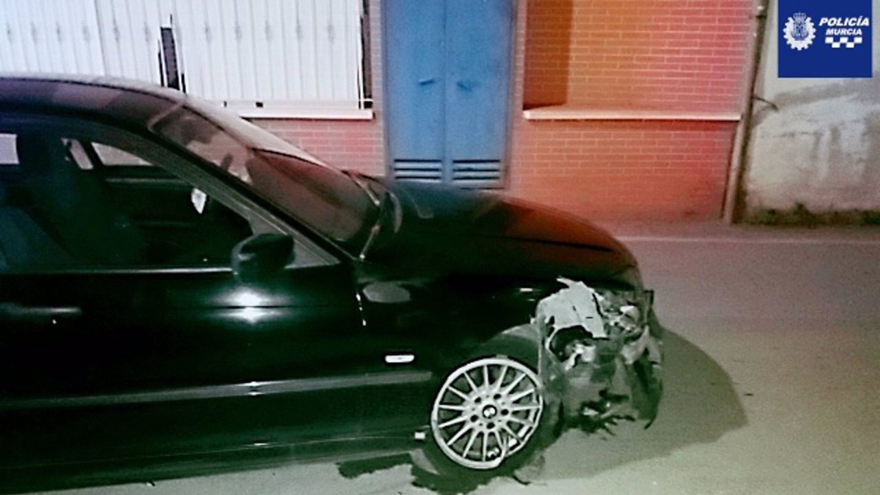 Coche que sufrió la colisión (Foto: TW @MurciaPolicia)