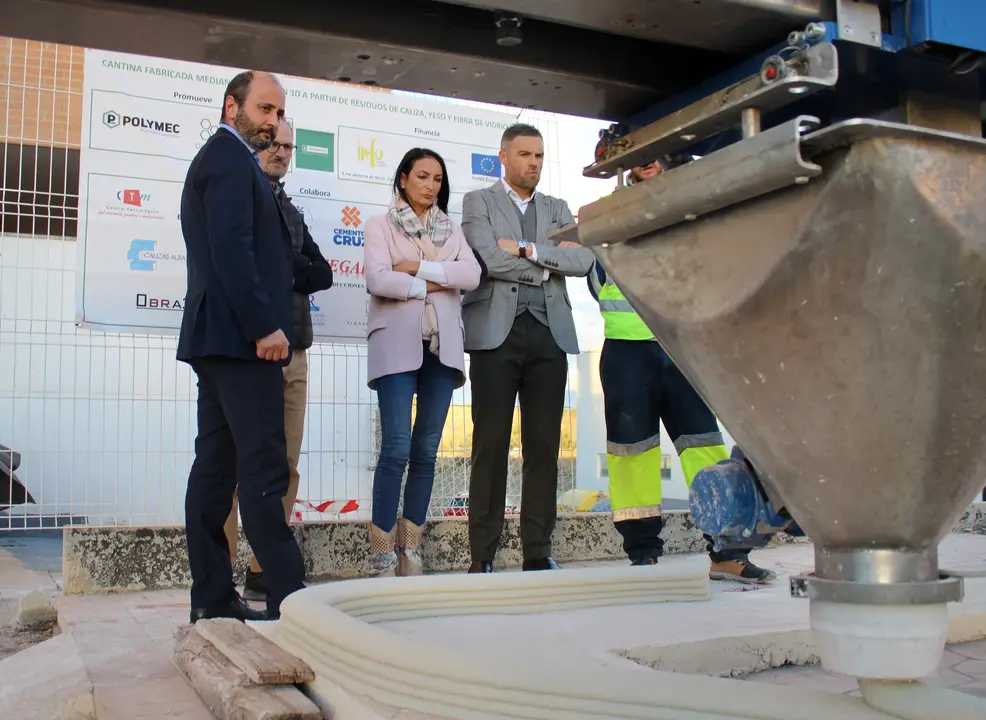 La consejera de Empresa, Empleo, Universidades y Portavoc&iacute;a, Valle Migu&eacute;lez, y ell alcalde de Caravaca de la Cruz, Jos&eacute; Francisco Garc&iacute;a, conocen el proyecto (foto: CARM)