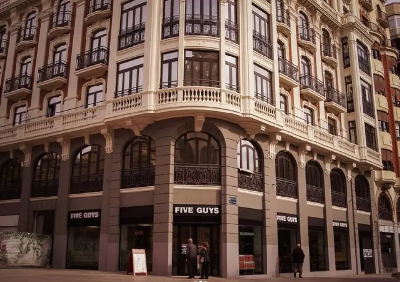 Local de Five Guys situado en la Plaza Santo Domingo de Murcia (foto: Five Guys)