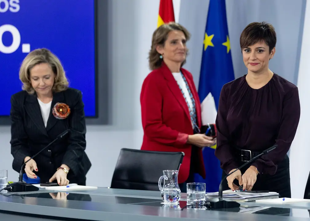 (I-D) La vicepresidenta primera y ministra de Asuntos Econ&oacute;micos y Transformaci&oacute;n Digital, Nadia Calvi&ntilde;o; la vicepresidenta tercera y ministra para la Transici&oacute;n Ecol&oacute;gica y el Reto Demogr&aacute;fico, Teresa Ribera, y la ministra de Pol&iacute;tica Territorial y porta (foto: Europa Press)