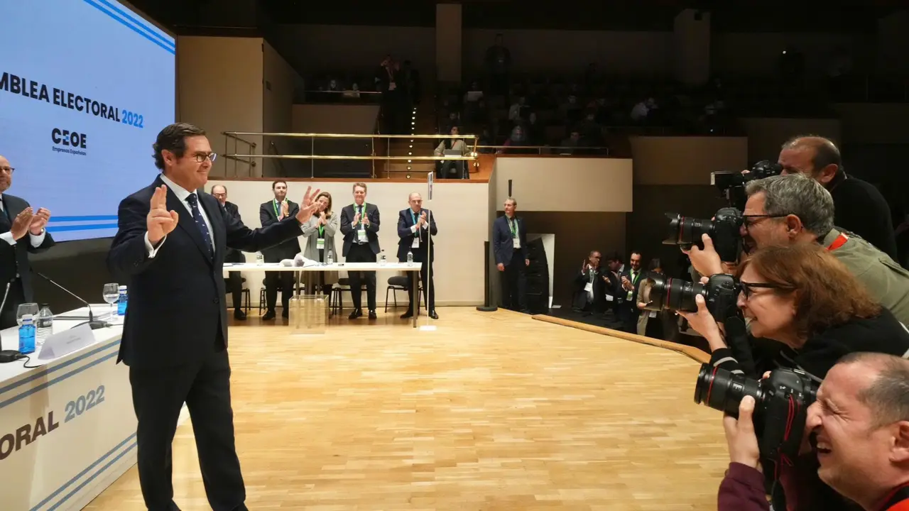 El presidente de la CEOE, Antonio Garamendi, celebra su victoria (Foto: TW CEOE_es)