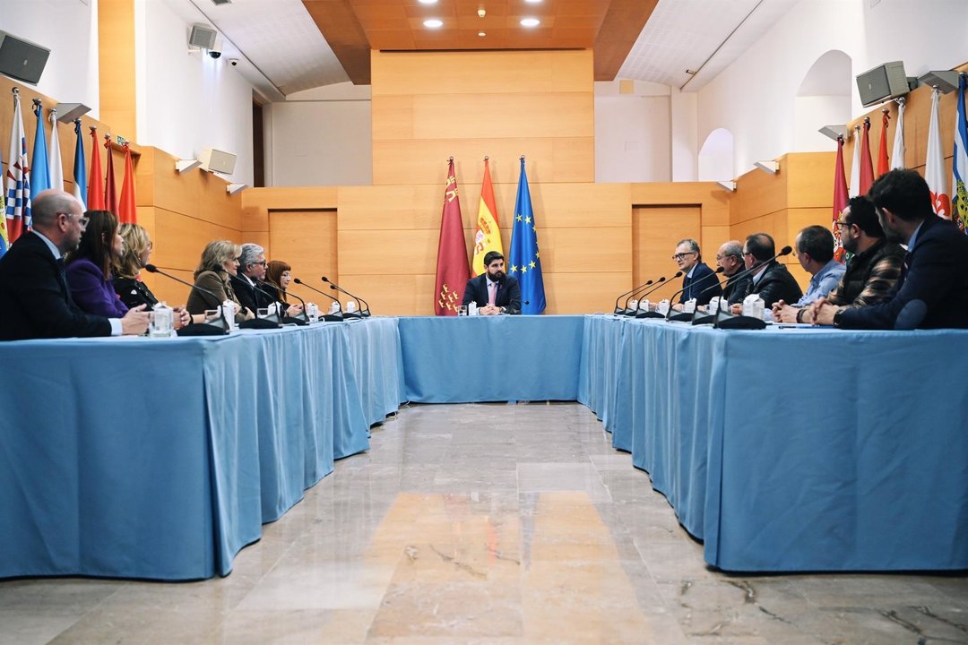 Representantes de los sindicatos CESM, Satse y CSIF con quienes hoy mantuvo una reunión el presidente de la Comunidad, Fernando López Miras (foto: Europa Press)