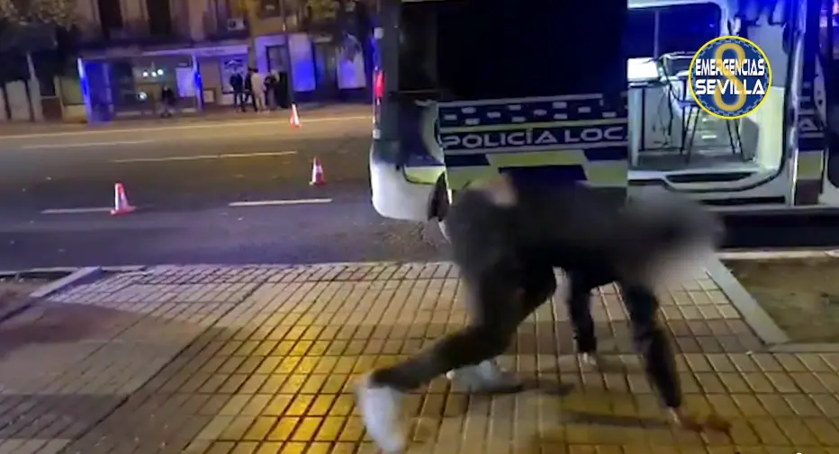 Un conductor ebrio se pone a dar saltos de capoeira para tratar de no dar positivo (foto: Emergencias Sevilla)