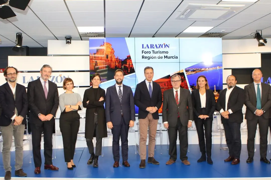 El consejero de Presidencia, Turismo, Cultura y Deportes, Marcos Ortu&ntilde;o, y el director del Itrem, Juan Francisco Mart&iacute;nez, junto a otros participantes en el evento celebrado en Madrid (Foto: CARM)