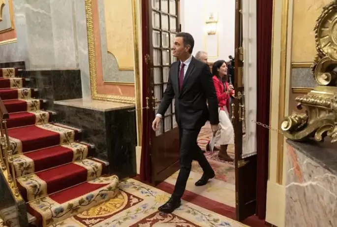 El presidente del Gobierno, Pedro S&aacute;nchez, a su llegada a una sesi&oacute;n plenaria en el Congreso de los Diputados, a 30 de noviembre de 2022 (foto: Europa Press)