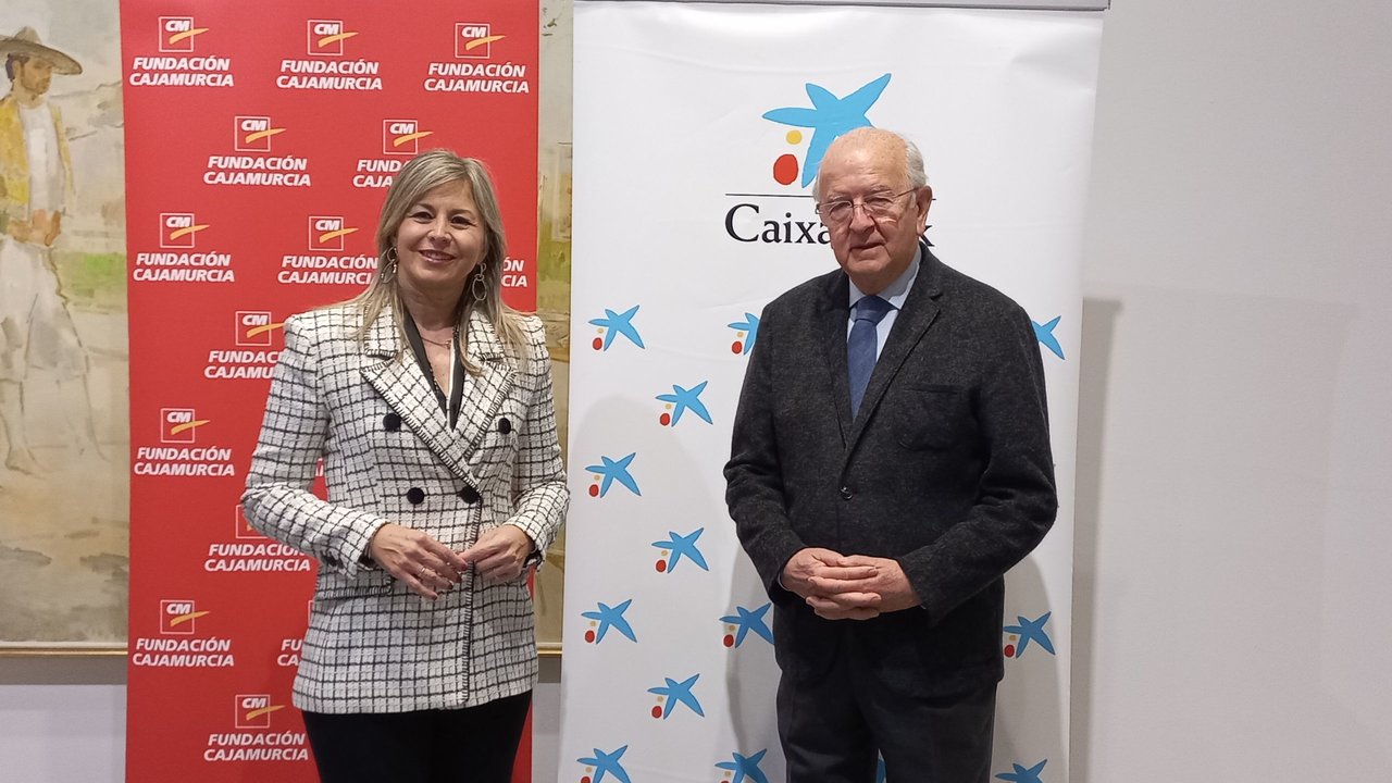 Olga García Saz, directora territorial de Caixabank, y Carlos Egea, presidente de la Fundación Cajamurcia