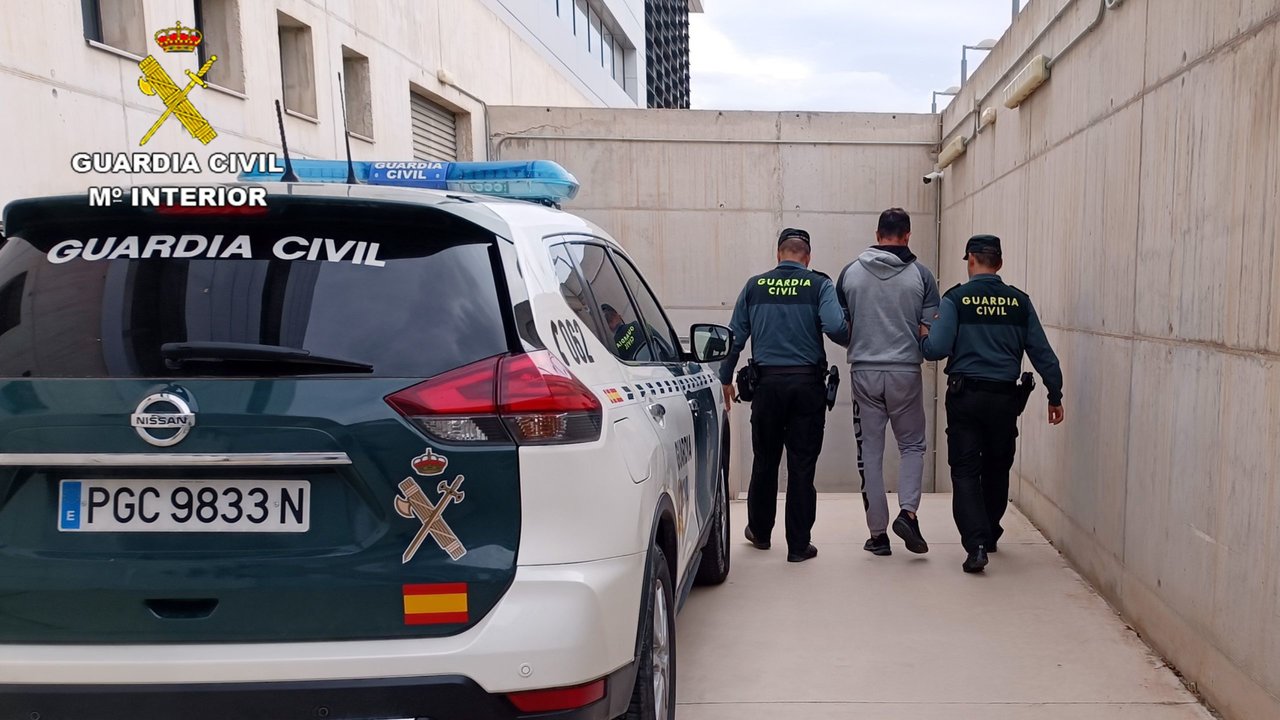 La Guardia Civil detiene en Mula a un huido de la justicia (foto: Guardia Civil)