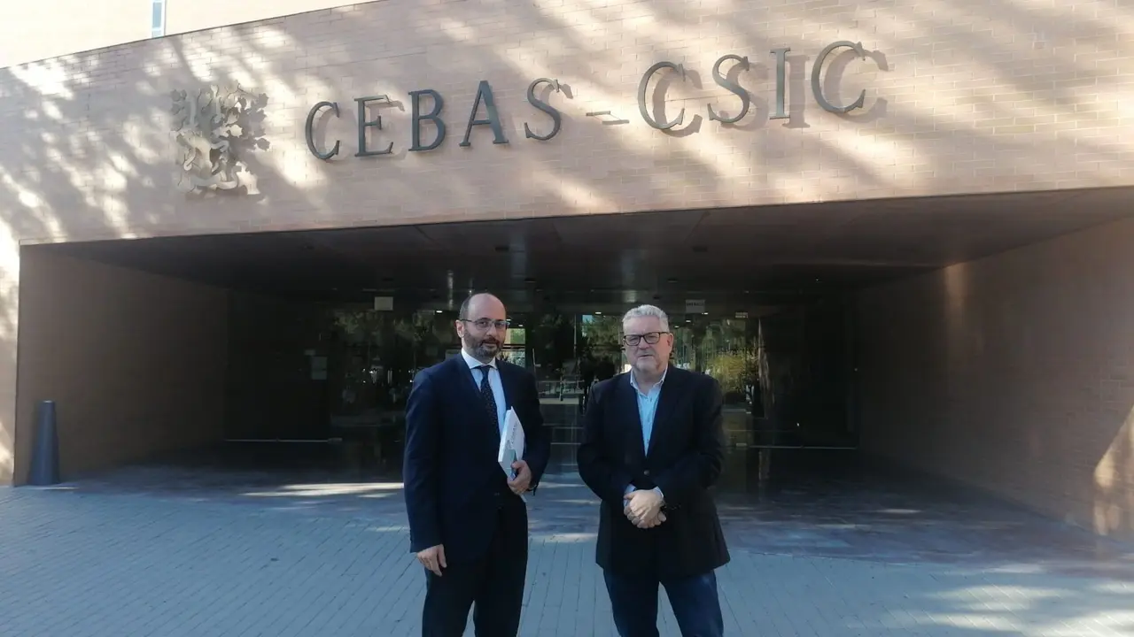 El director del INFO, Joaqu&iacute;n G&oacute;mez, mantuvo una reuni&oacute;n con el director del Cebas-Csic, Juan Jos&eacute; Alarc&oacute;n (Foto: CARM)
