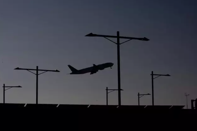 Avión despegando del Aeropuerto de Barcelona-El Prat (foto: Europa Press)