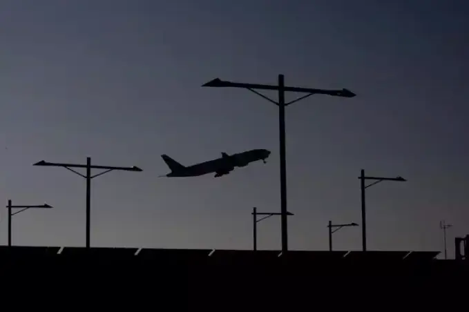 Avi&oacute;n despegando del Aeropuerto de Barcelona-El Prat (foto: Europa Press)