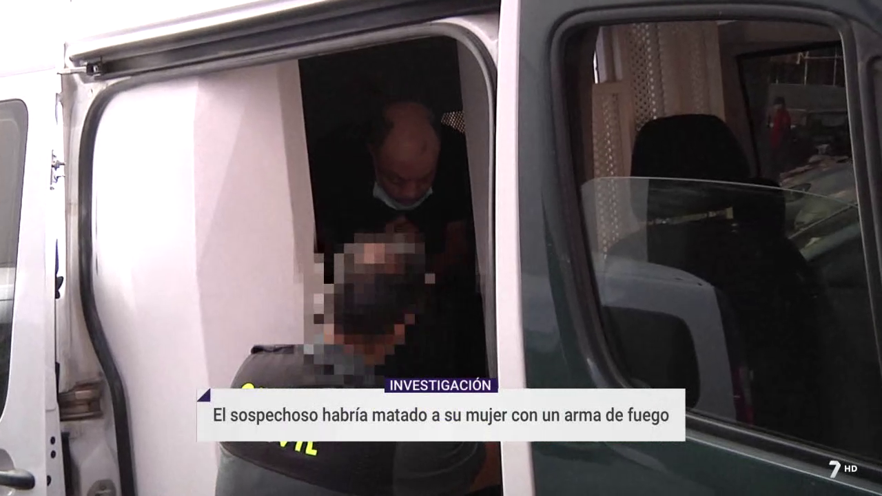Imagen de archivo en la que el presunto autor del homicidio de su mujer en Águilas sale de un furgón de la Guardia Civil (foto: La 7)