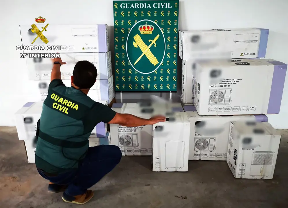 Un agente junto a varios de los efectos recuperados en el marco de la operaci&oacute;n 'Fresquete' (foto: GUARDIA CIVIL)