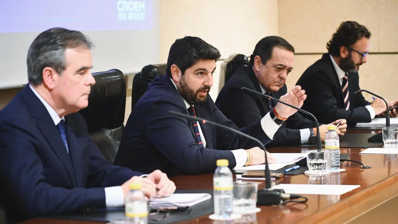 De izq. a der., Pepe Rosique (secretario de la CROEM), el presidente L&oacute;pez Miras, Jos&eacute; Mar&iacute;a Albarrac&iacute;n (presidente de la CROEM) y Ram&oacute;n Avil&eacute;s (vicesecretario)