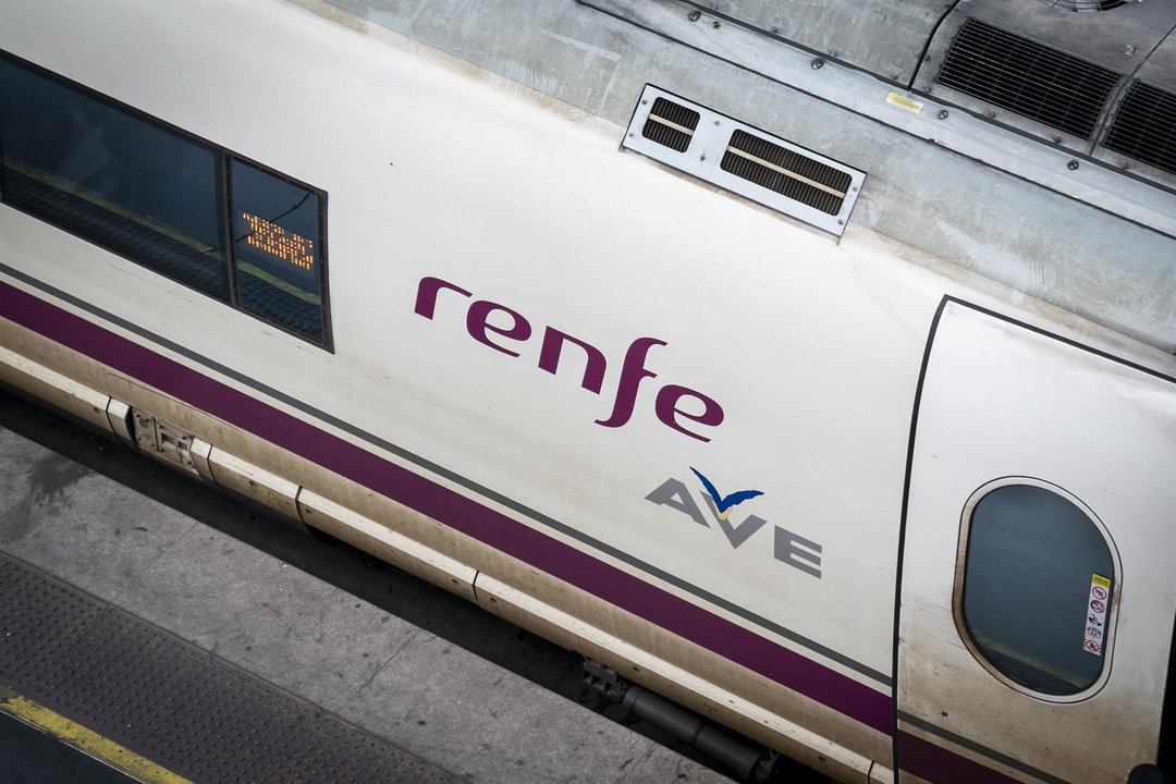 Un AVE de Renfe estacionado en una de las vías de la estación Puerta de Atocha-Almudena Grandes con motivo del inicio del Puente de la Constitución, a 2 de diciembre de 2022, en Madrid (España). Renfe ofrece más de un millón y medio de plazas en sus trenes (foto: Europa Press)