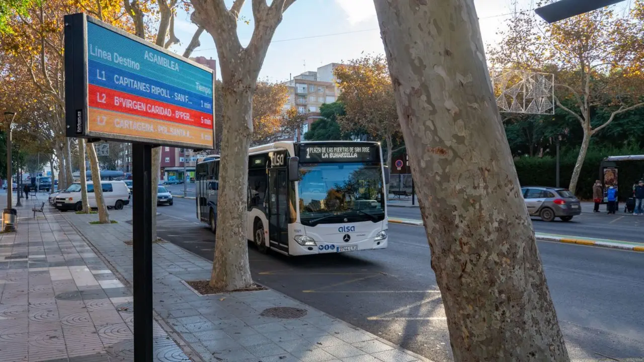 Parada de autob&uacute;s en Cartagena (Foto: Ayto. CT)