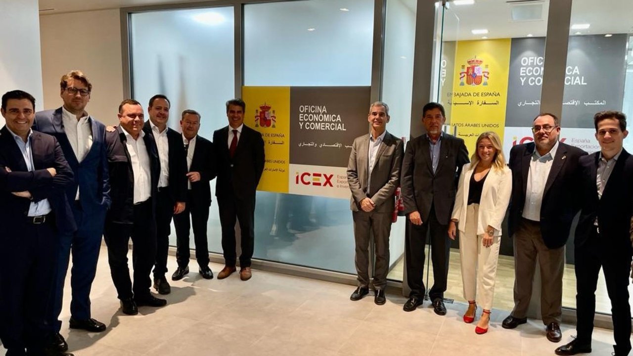 La delegación de la Región en Dubái se reunió con el consejero de la Oficina Comercial de España en los Emiratos Árabes, Andrés Salinero (foto: CARM)