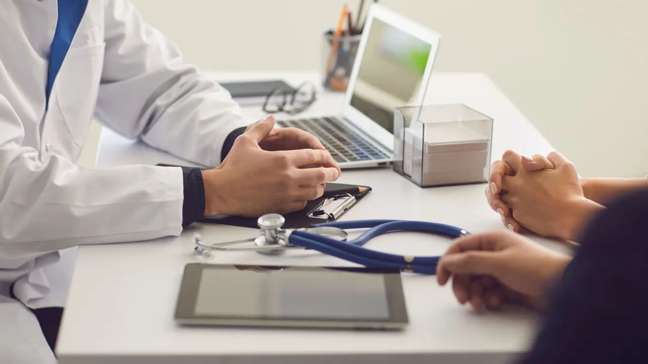 Un m&eacute;dico en una consulta