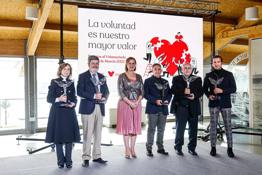 La Comunidad reconoce al pintor &Aacute;lvaro Pe&ntilde;a, Banco de Alimentos del Segura, Cruz Roja, AJE y Ucam con los Premios al Voluntariado (Foto: CARM)