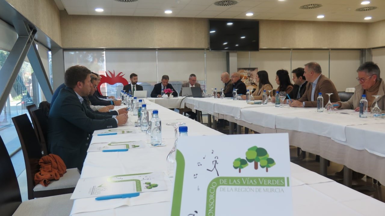 Reunión celebrada hoy por la Junta de Gobierno del Consorcio de las Vías Verdes de la Región del Murcia (Fotos: CARM)