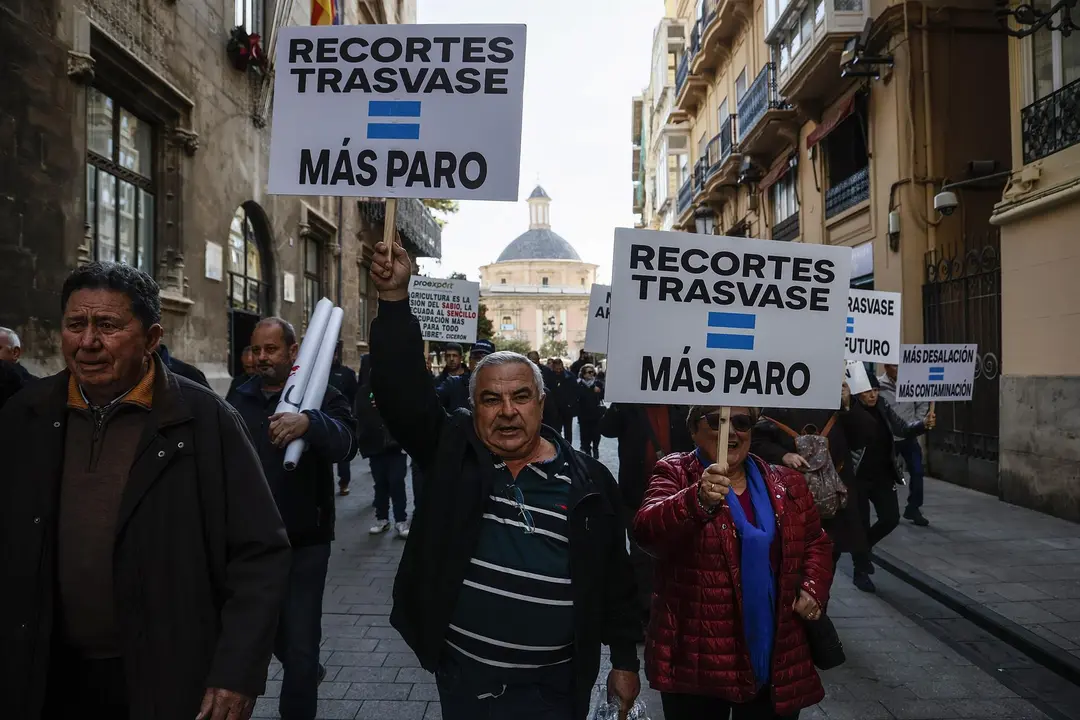 Varios miembros del c&iacute;rculo por el agua se concentran en defensa del Trasvase Tajo-Segura, ante el Palau de la Generalitat Valenciana (foto: Europa Press)