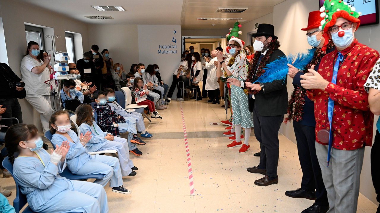 López Miras acompaña a los niños ingresados en la Arrixaca durante su fiesta navideña con payasos de hospital (Foto: CARM)