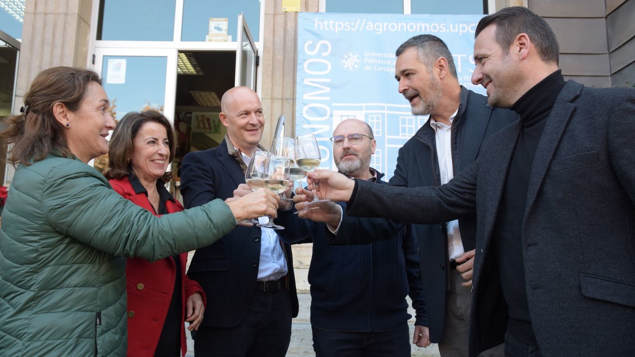 Responsables de la UPCT y de Bodegas Luzón brindando con la nueva añada del vino Tomás Ferro.