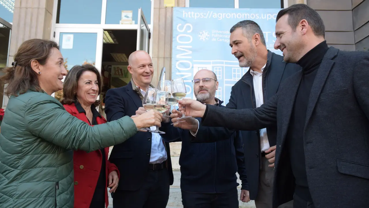 Responsables de la UPCT y de Bodegas Luz&oacute;n brindando con la nueva a&ntilde;ada del vino Tom&aacute;s Ferro.