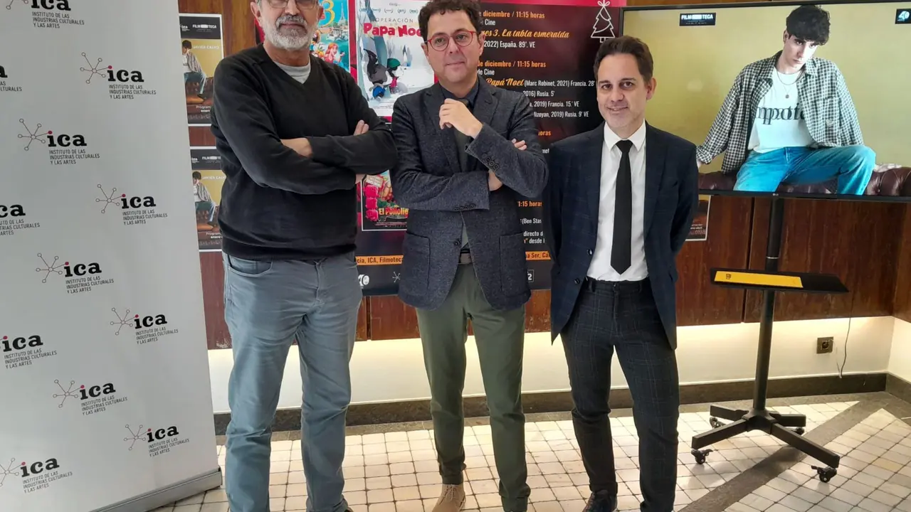 De izquierda a derecha, Pepe Cuesta, t&eacute;cnico de la Filmoteca, el director general del ICA, Manuel Cebri&aacute;n, y el coordinador de la Filmoteca, &Aacute;ngel Cruz, en la presentaci&oacute;n de la programaci&oacute;n (Foto: CARM)
