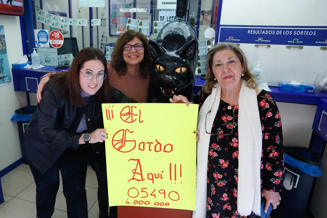Celebraci&oacute;n del premio 'Gordo' del Sorteo de Navidad en El Gato Negro de Murcia (foto: Europa Press)