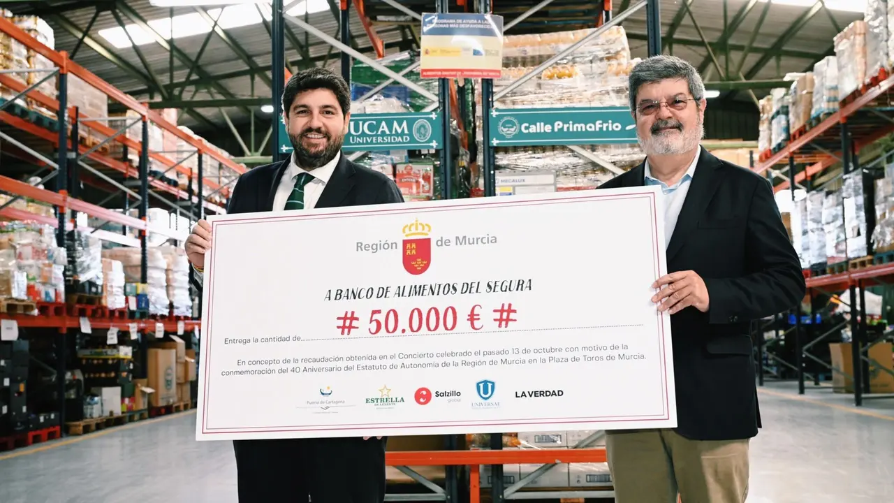 L&oacute;pez Miras entrega al Banco de Alimentos del Segura el cheque donativo con lo recaudado en el concierto solidario por el 40 aniversario del Estatuto de Autonom&iacute;a de la Regi&oacute;n de Murcia (Foto: CARM)