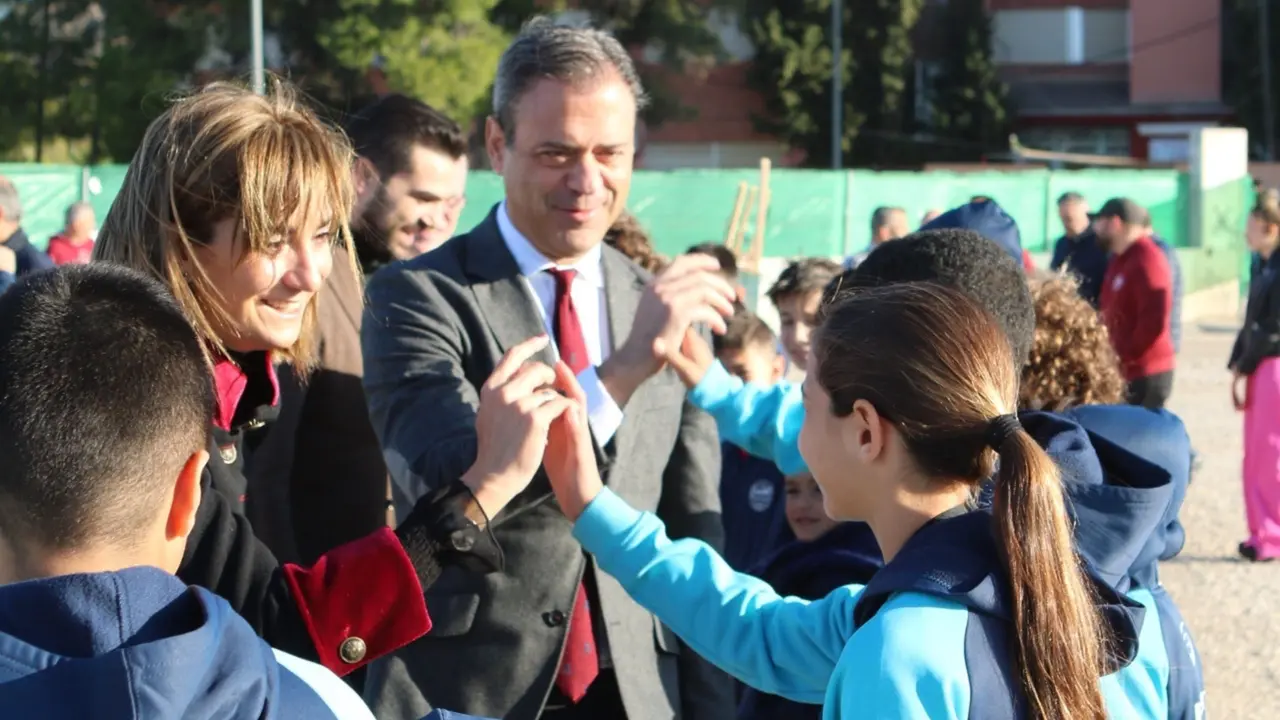 El consejero de Presidencia, Turismo, Cultura y Deportes, Marcos Ortu&ntilde;o, y la alcaldesa de Archena, Patricia Fern&aacute;ndez, saludan a ni&ntilde;os de la escuela deportiva que utilizar&aacute;n el nuevo campo de f&uacute;tbol (foto: CARM)