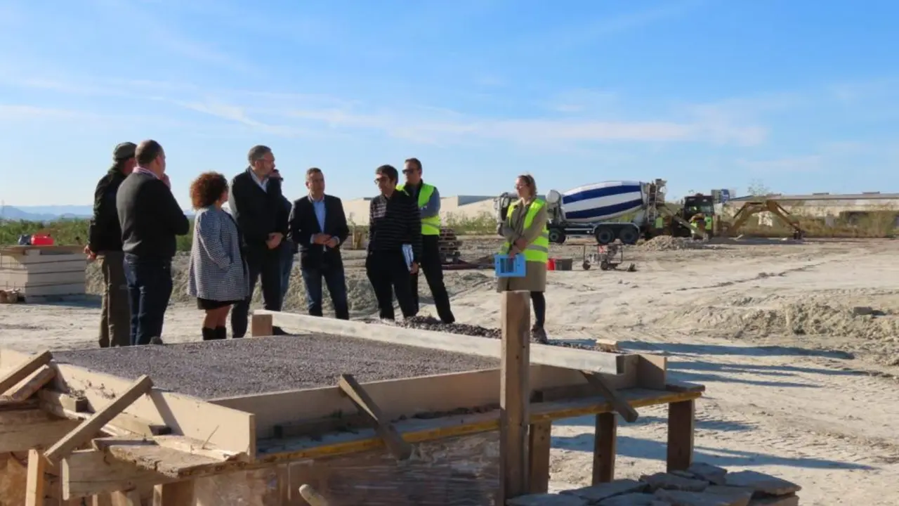 El secretario general de la Consejer&iacute;a de Medio Ambiente y el alcalde de Abanilla, durante su visita a las obras del mirador que la Comunidad (Foto: CARM)