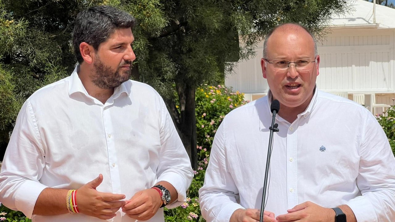 El vicesecretario de Organización del PP, Miguel Tellado (derecha) junto al presidente de Murcia, López Miras, en una imagen de archivo